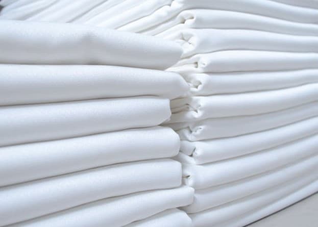 Manteles blancos limpios y doblados
