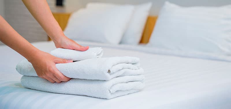 Sábanas y toallas limpias sobre una cama tendida